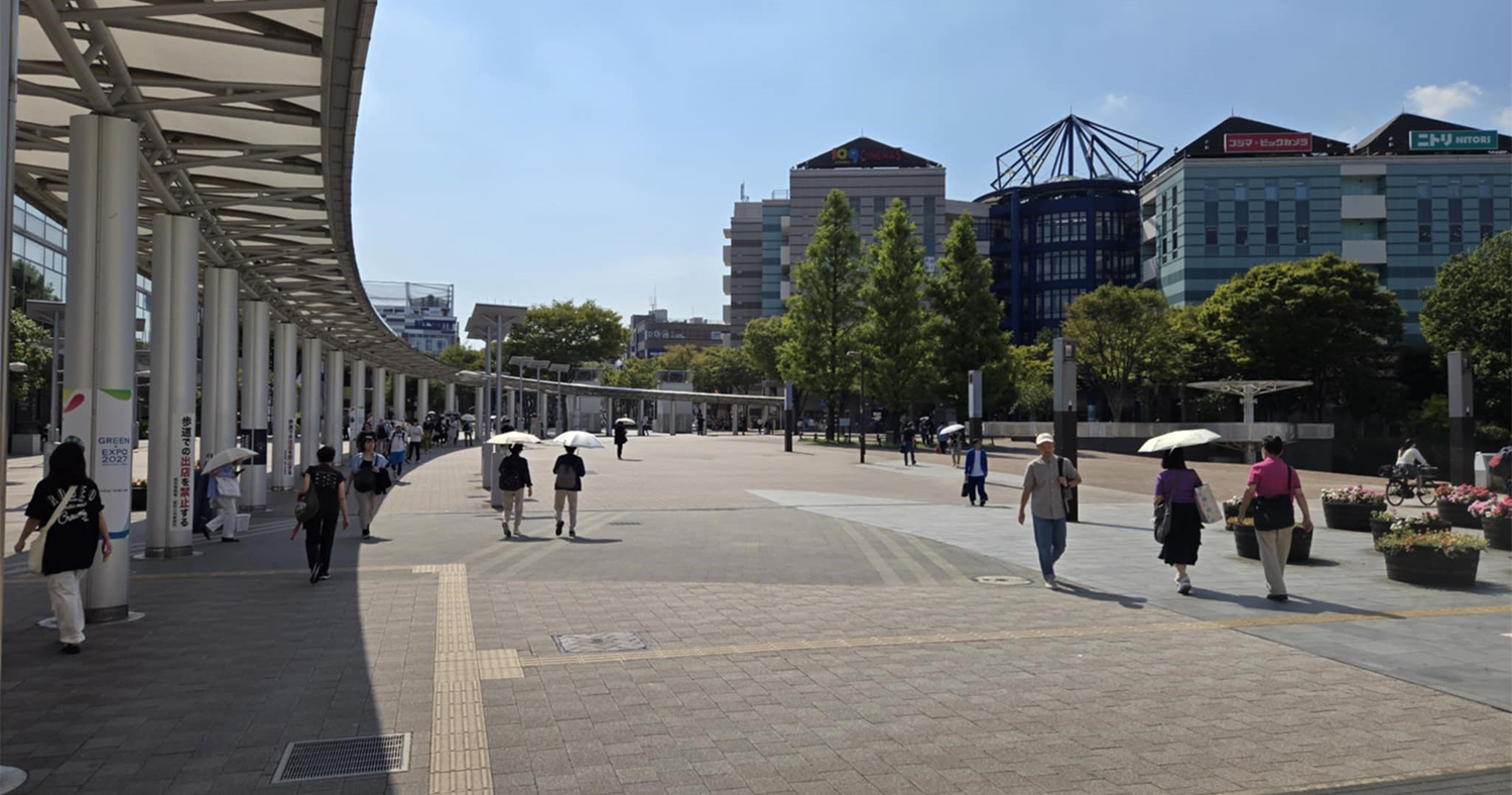 駅前広場を真っ直ぐ直進します。