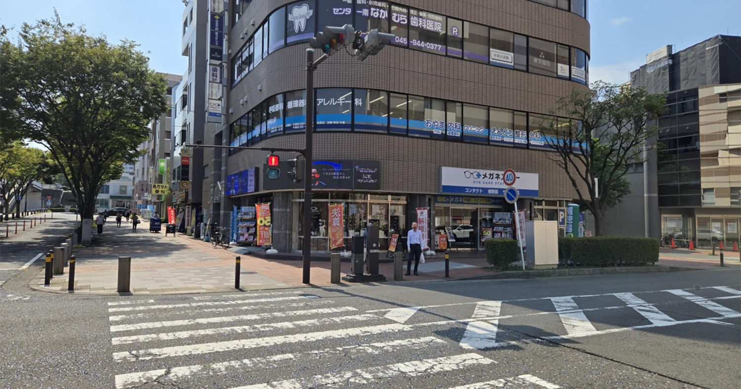 信号を渡ったら右へ。メガネスーパーを過ぎたら左折。