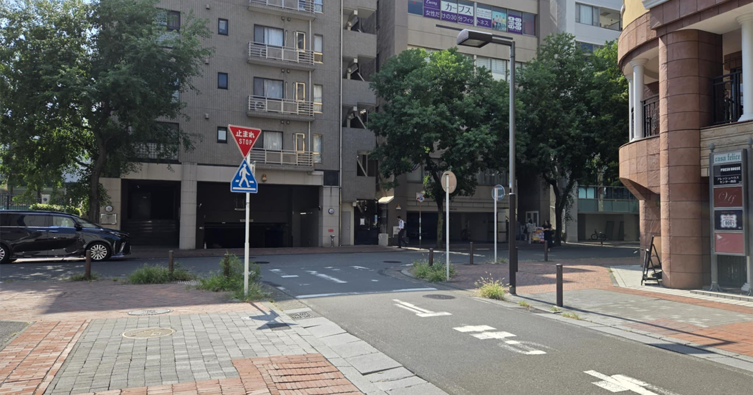 突き当たりまで進むと当院があります。