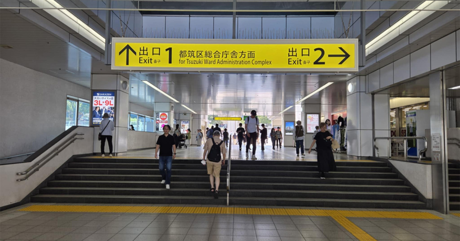 駅前広場を真っ直ぐ直進します。