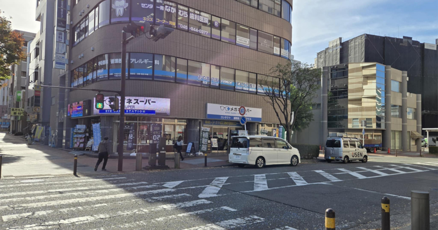 ビル右側の階段から上がってください。