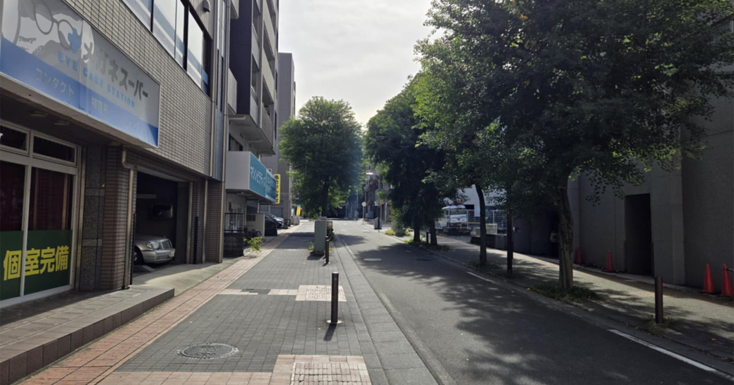 ビル右側の階段から上がってください。