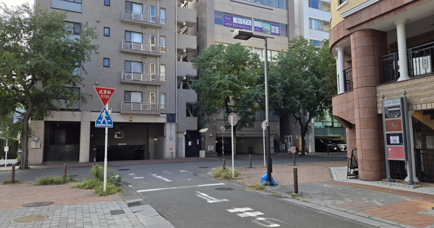 ビル右側の階段から上がってください。