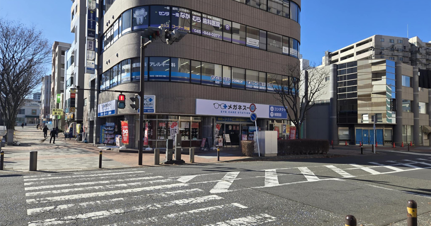 ビル右側の階段から上がってください。