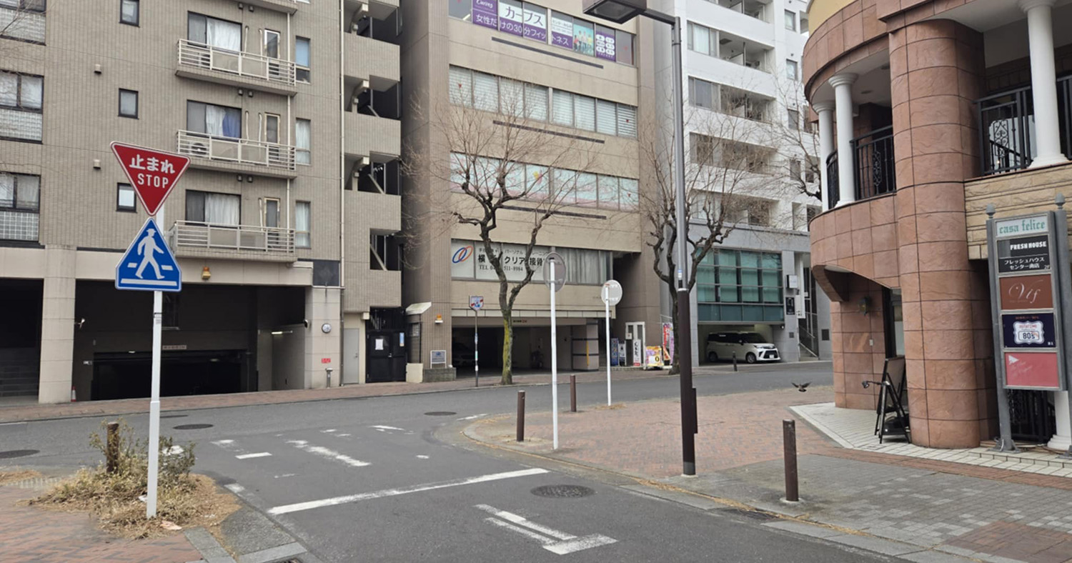 ビル右側の階段から上がってください。